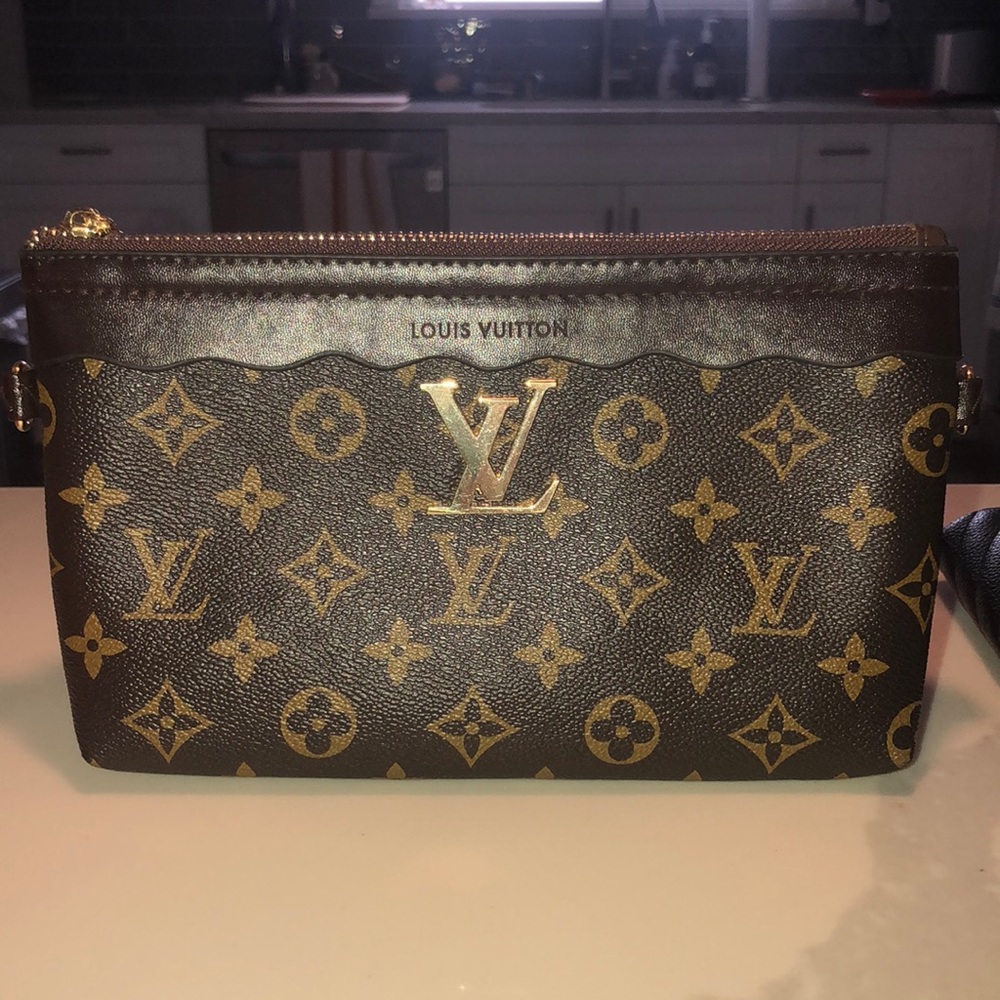 NOT AUTHENTIC Louis Vuitton clutch